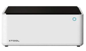 xTool M1 cortadora / grabadora láser, y cortadora con cuchilla, todo integrado en una máquina de sobremesa extremadamente segura y fácil de usar.