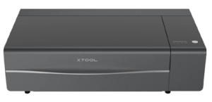 xTool P2 cortadora láser con la máxima potencia y capacidad, garantizando siempre la seguridad de los estudiantes y la facilidad de uso. Con innovadoras tecnologías inteligentes, es capaz de grabar de forma versátil sobre múltiples materiales, incluso sobre superficies curvas.