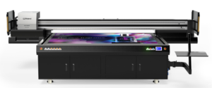 Roland DG EU2-1000MF, una impresora UV plana de 2440 × 1220 mm y su compatibilidad con materiales de hasta 95 mm de grosor